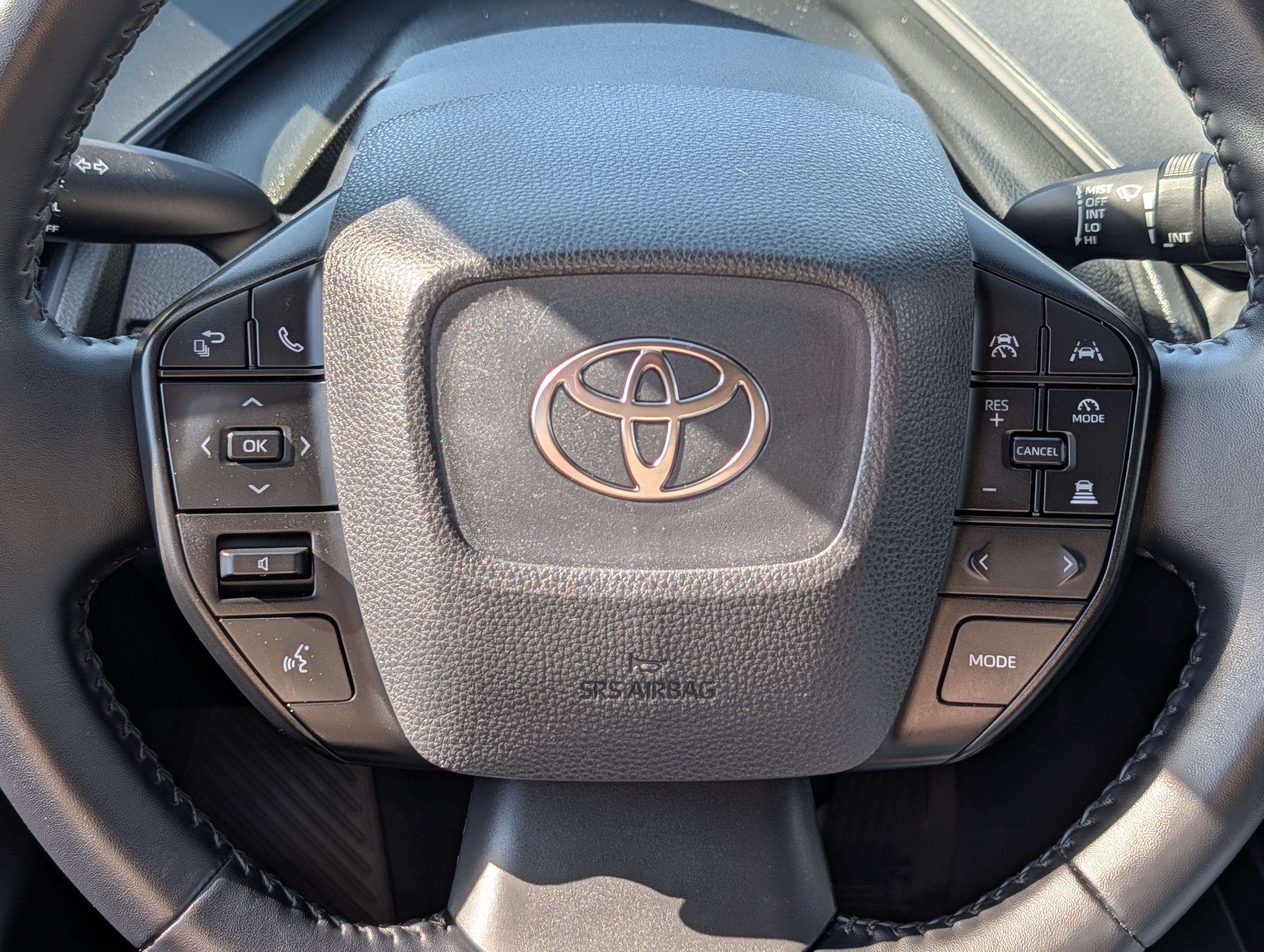 Used 2025 Toyota Prius LE AWD/4WD image 25