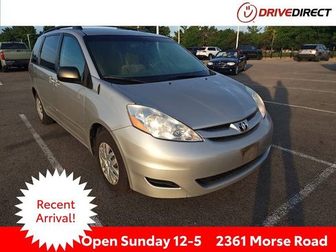 Used 2010 Toyota Sienna LE FWD image 1