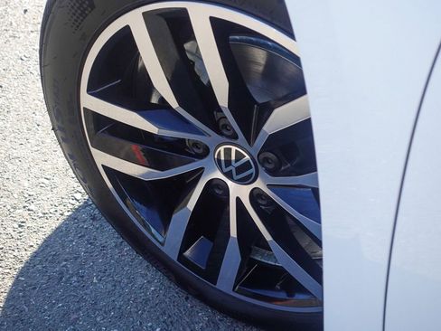 Certified 2025 Volkswagen Jetta SE w/ Sunroof Package image 10