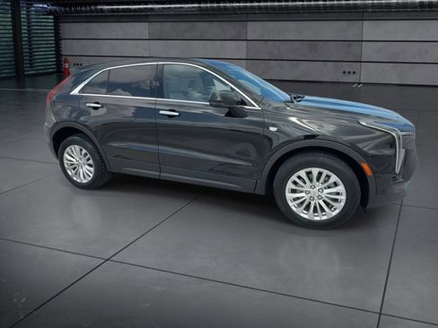 Used 2024 Cadillac XT4 Luxury w/ Cold Weather Package FWD image 2