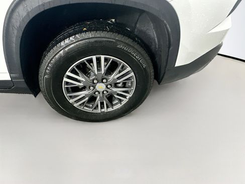 Used 2025 Chevrolet Traverse LT image 11