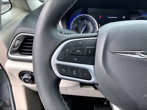 Used 2023 Chrysler Pacifica Touring-L image 11