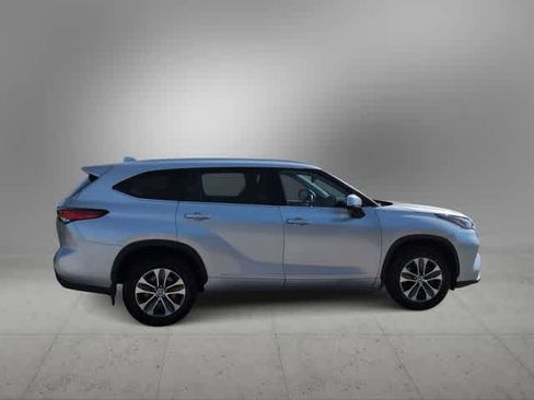 Used 2022 Toyota Highlander XLE AWD/4WD image 9