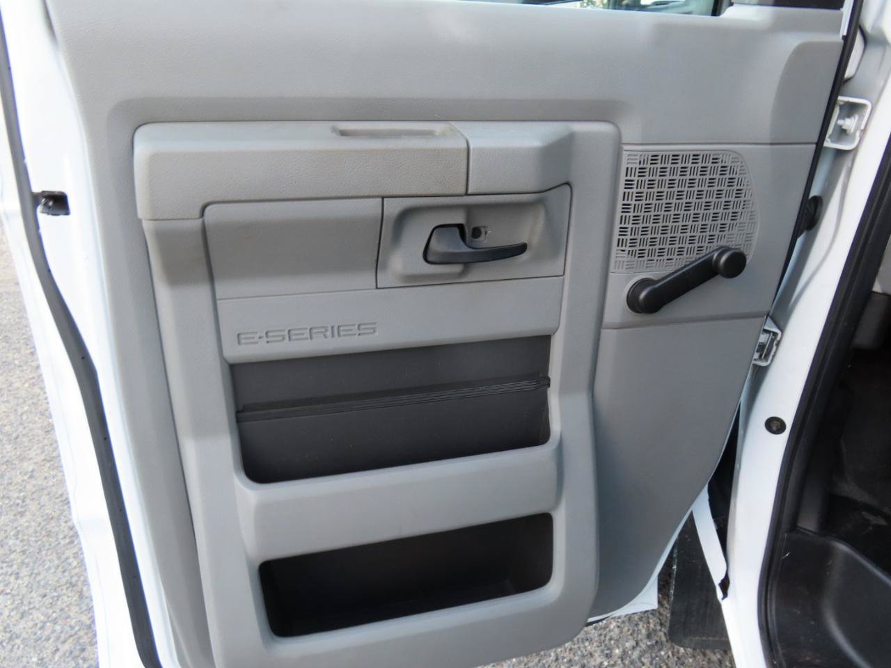 Used 2014 Ford E-150 and Econoline 150 RWD image 11