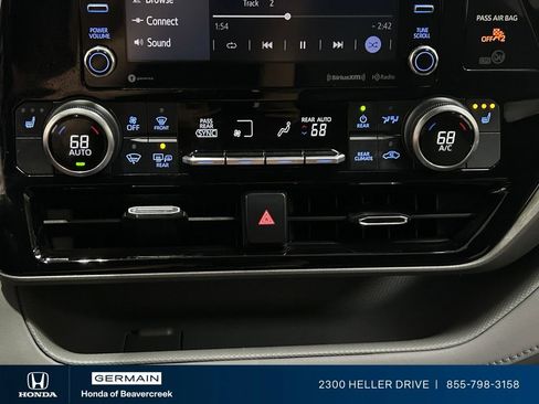 Used 2020 Toyota Highlander XLE AWD/4WD image 24