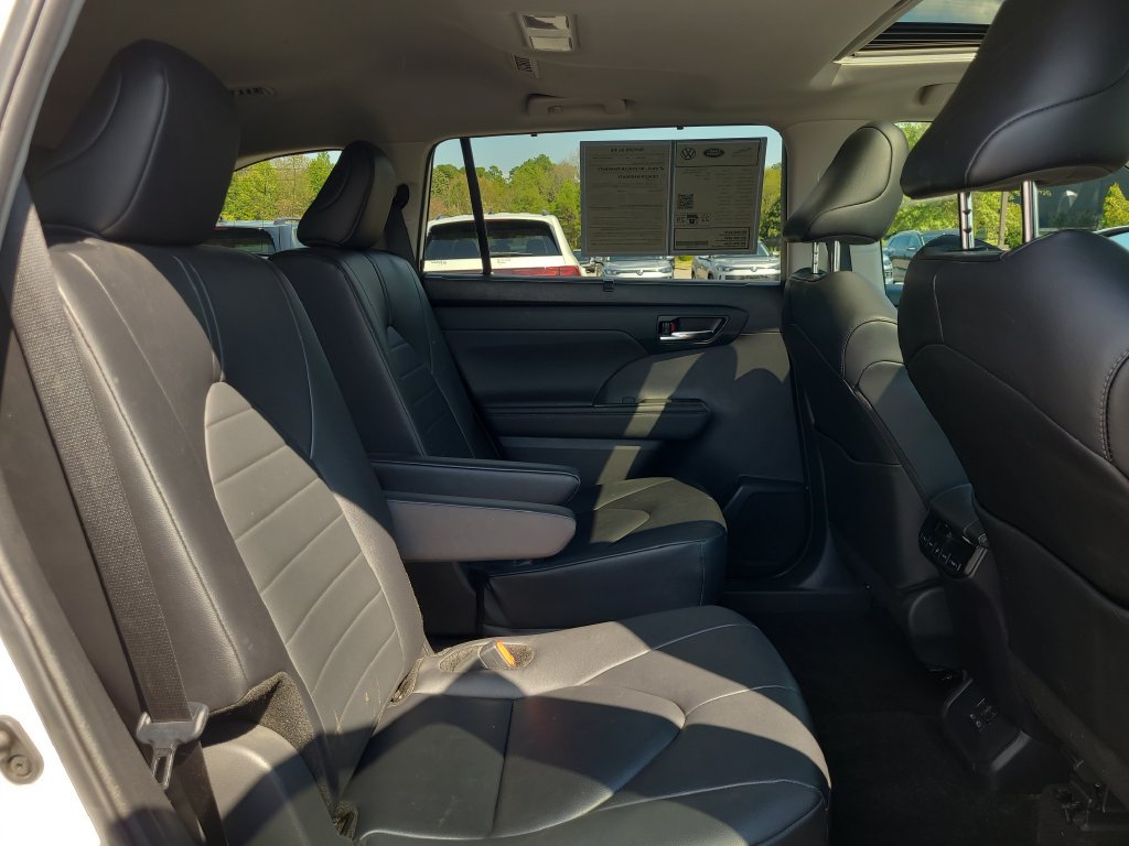 Used 2024 Toyota Highlander XLE FWD image 20