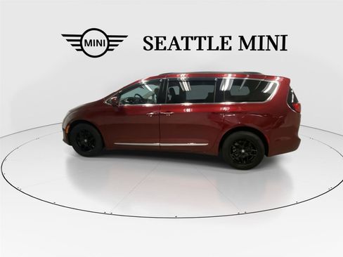 Used 2017 Chrysler Pacifica Touring-L FWD image 6