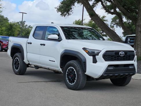Certified 2024 Toyota Tacoma TRD Off-Road AWD/4WD image 7