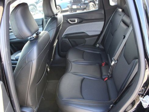 Used 2024 Jeep Compass Latitude image 24