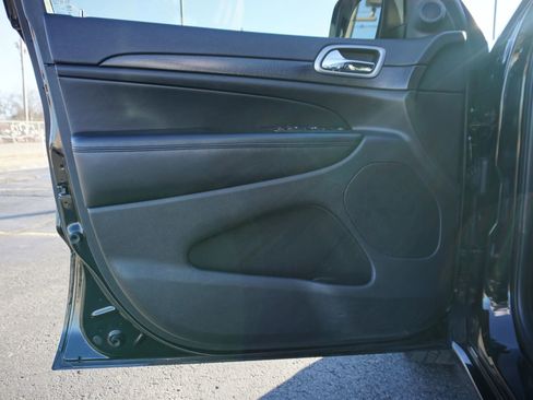 Used 2017 Jeep Grand Cherokee Altitude image 9