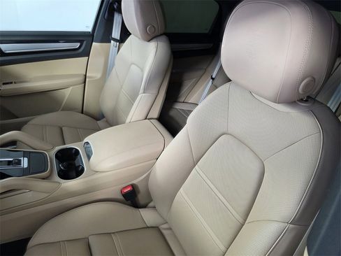 Used 2022 Porsche Cayenne Coupe image 11
