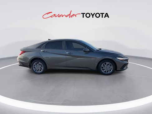 Used 2025 Hyundai Elantra Blue image 9