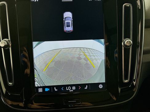 Used 2023 Volvo XC40 Recharge Plus image 22