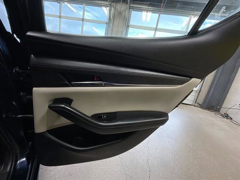 Used 2019 MAZDA MAZDA3 Hatchback w/ Preferred Package image 23