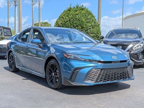 Used 2025 Toyota Camry SE image 3