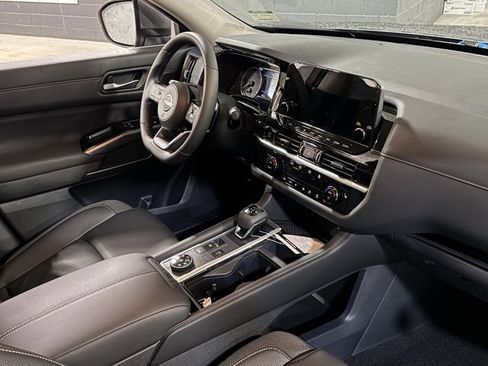 New 2025 Nissan Pathfinder SL image 13