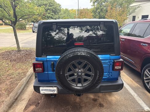 Used 2024 Jeep Wrangler Unlimited Sport AWD/4WD image 9