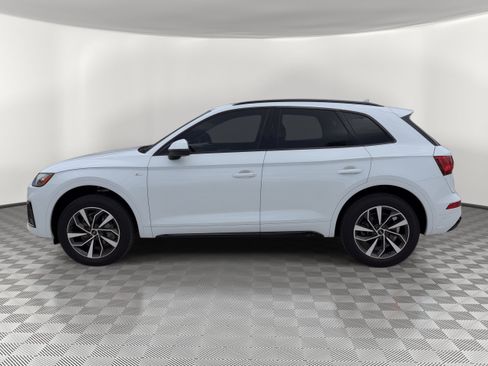Used 2024 Audi Q5 2.0T Premium w/ Summer of Audi Package AWD/4WD image 2
