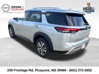 Used 2025 Nissan Pathfinder SL FWD video 3