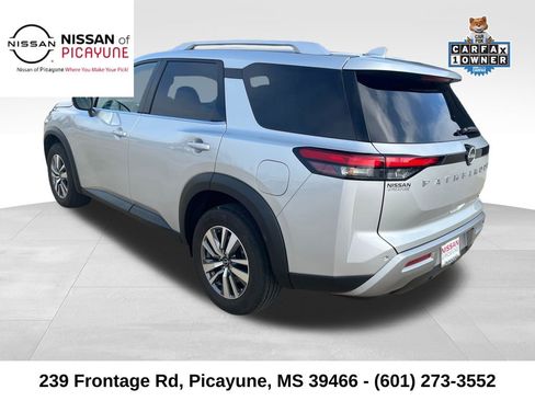 Used 2025 Nissan Pathfinder SL FWD image 3