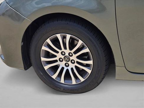 Used 2019 Toyota Sienna XLE w/ XLE Navigation Package FWD image 6
