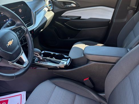 Used 2025 Chevrolet Trax LT w/ Driver Confidence Package image 5