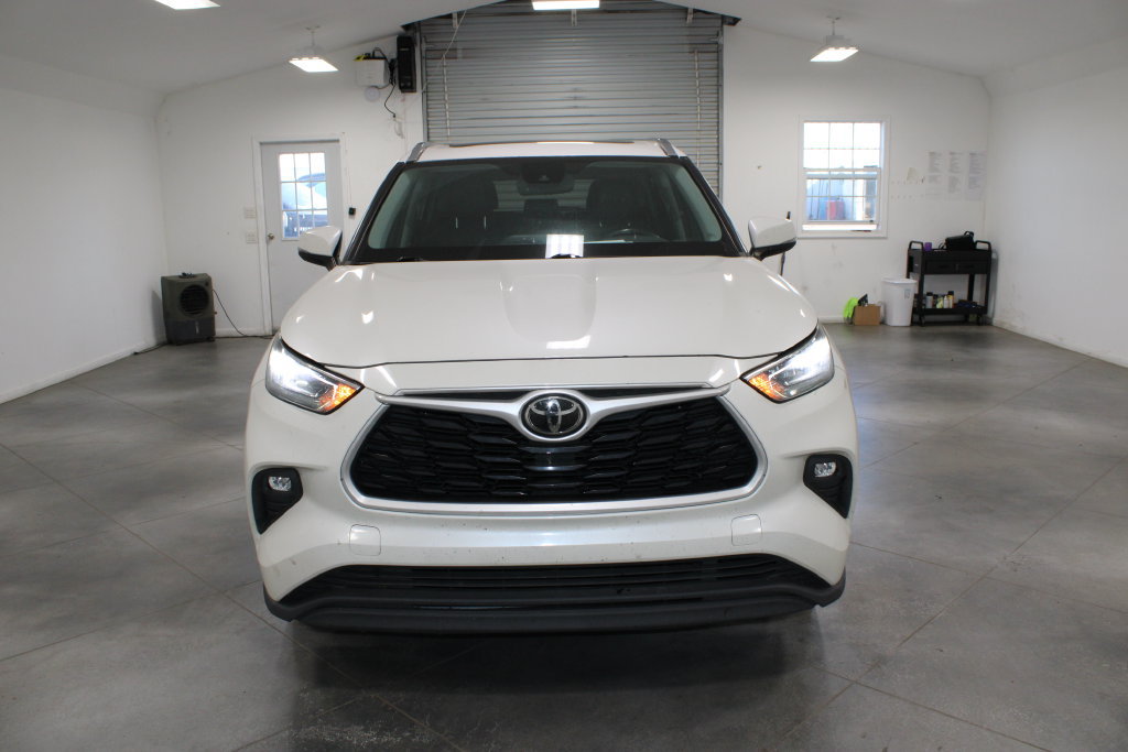 Used 2020 Toyota Highlander XLE FWD image 3
