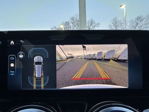 Used 2025 Mercedes-Benz GLB 250 4MATIC image 23