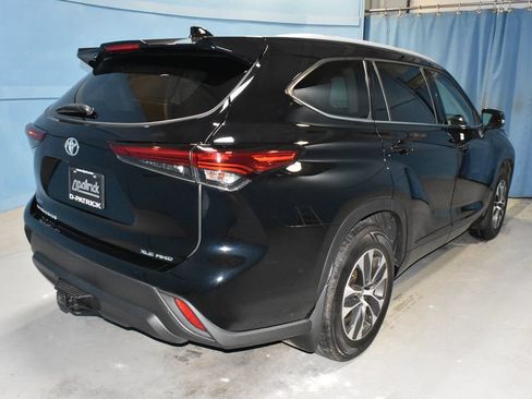 Used 2022 Toyota Highlander XLE AWD/4WD image 32