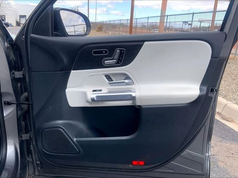 Used 2023 Mercedes-Benz GLB 250 4MATIC image 23