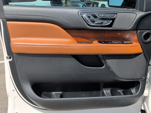 Used 2019 Lincoln Navigator L Reserve AWD/4WD image 8