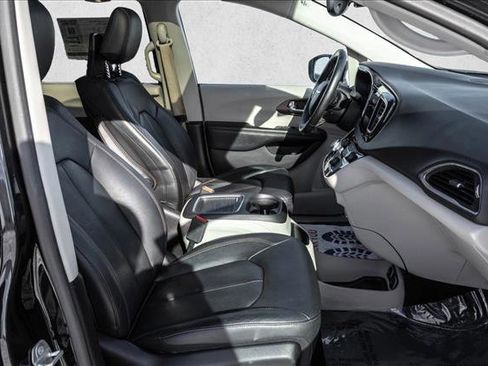 Used 2019 Chrysler Pacifica Touring-L Plus image 29