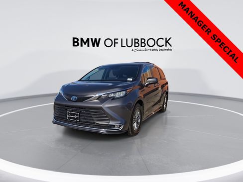 Used 2021 Toyota Sienna XLE image 3