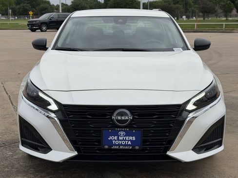 Used 2025 Nissan Altima 2.5 SV FWD image 3
