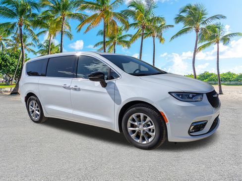 New 2026 Chrysler Pacifica Limited FWD image 2