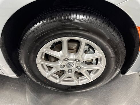 Used 2023 Chrysler Pacifica Touring-L FWD image 14