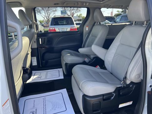 Used 2018 Toyota Sienna Limited image 23