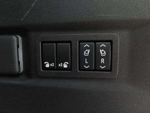 Used 2025 GMC Yukon AT4 Ultimate image 34