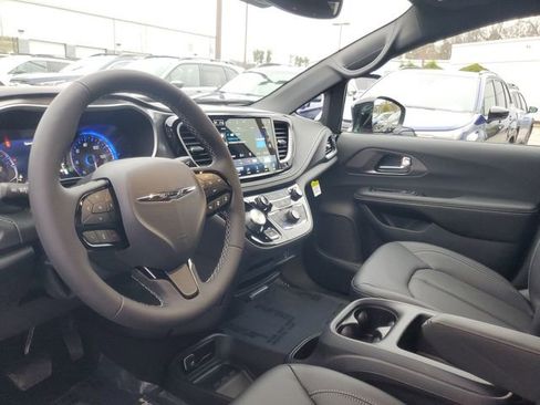 New 2026 Chrysler Pacifica Select image 14