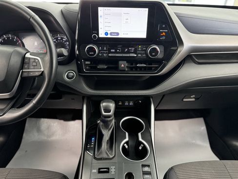 Used 2024 Toyota Highlander LE image 24