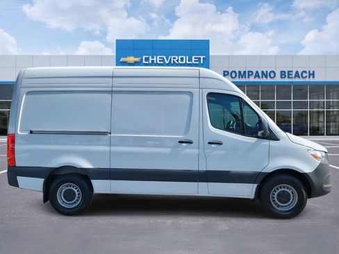 Used 2025 Mercedes-Benz Sprinter 2500 image 2