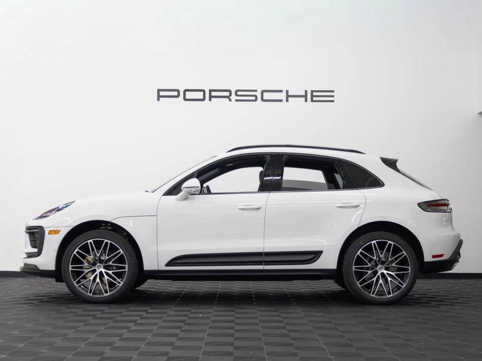 Certified 2026 Porsche Macan AWD/4WD image 26