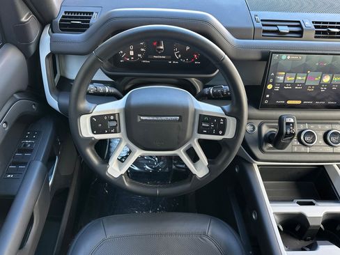 Used 2025 Land Rover Defender 130 S image 28