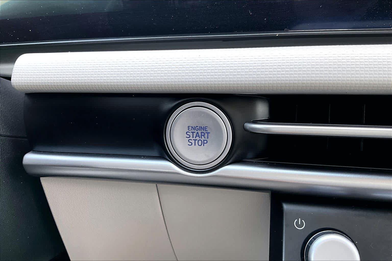Used 2025 Hyundai Tucson SE FWD image 33