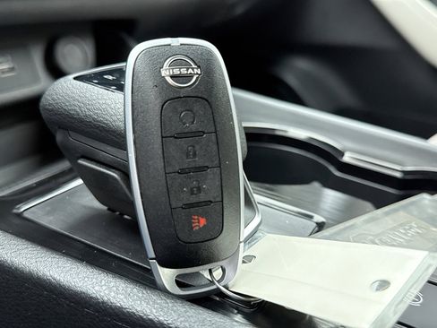 Used 2023 Nissan Rogue SV image 22