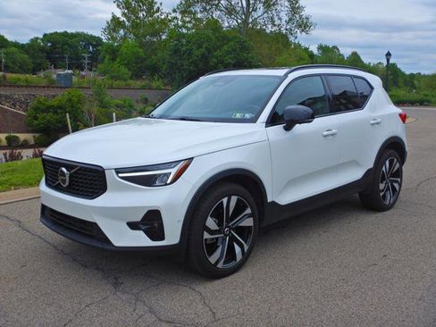 Used 2025 Volvo XC40 B5 Plus AWD/4WD image 1