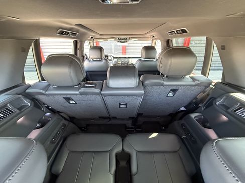 Used 2023 Land Rover Range Rover Long Wheelbase SE image 16