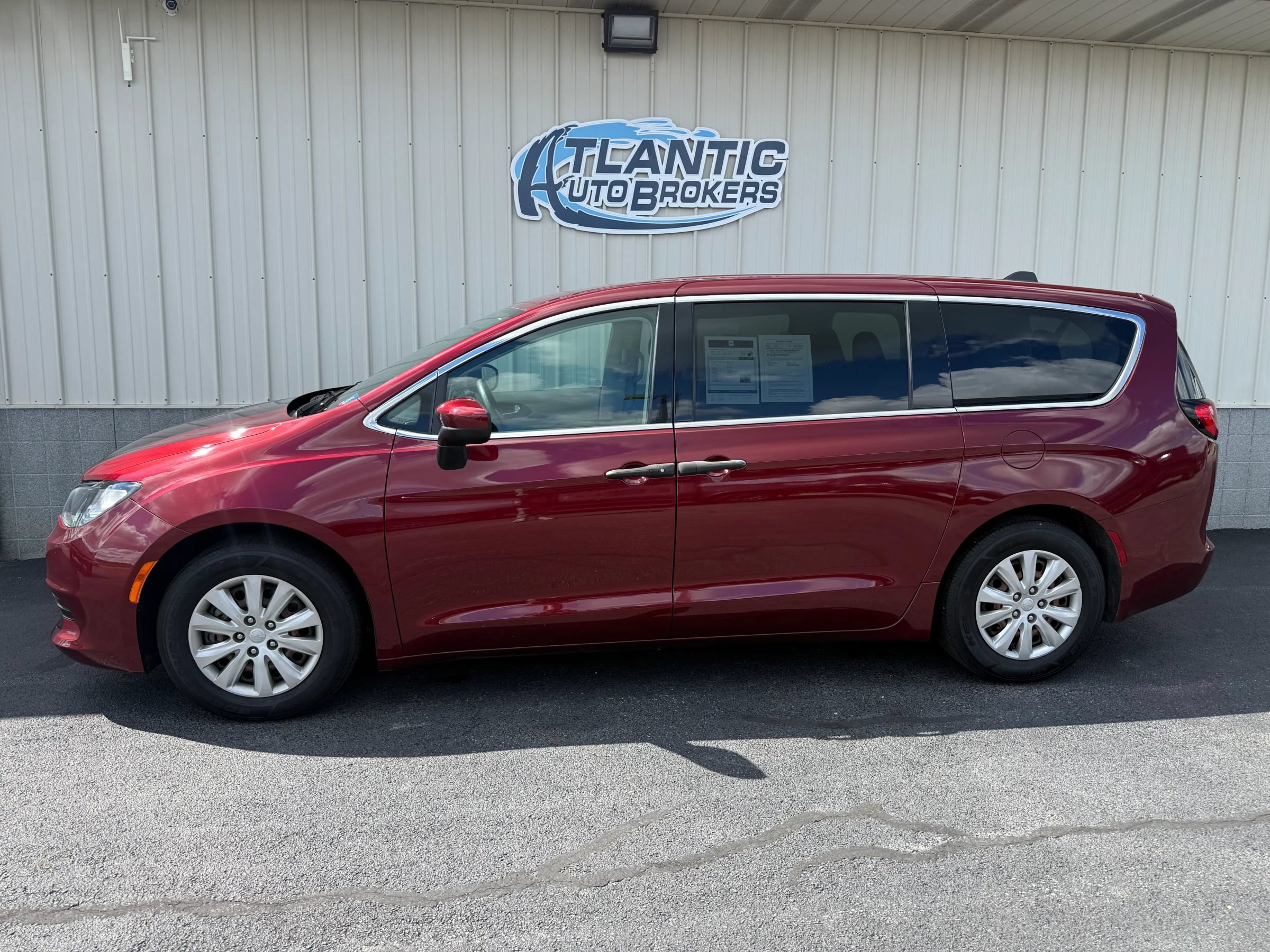 Used 2020 Chrysler Voyager L FWD image 2