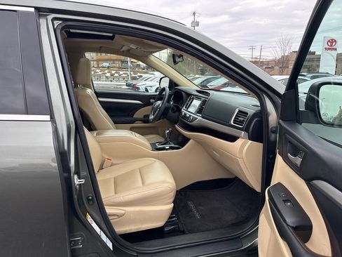 Used 2016 Toyota Highlander XLE image 7