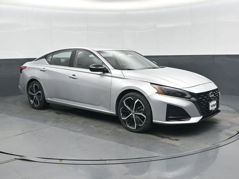 Used 2023 Nissan Altima 2.5 SR FWD image 1
